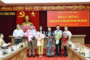 Thường trực Tỉnh ủy Vĩnh Phúc tặng hoa các nhà báo có tác phẩm đạt giải báo chí Búa liềm vàng lần thứ 7