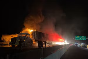 Xe đầu kéo bốc cháy khiến giao thông ùn tắc trên cao tốc Nội Bài -Lào Cai.