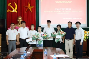 Lãnh đạo Phòng GD&ĐT cùng Hội doanh nghiệp huyện Tam Đảo khen thưởng học sinh có thành tích cao trong kỳ thi tuyển sinh năm 2024.