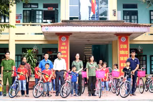 Hội phụ nữ Công an huyện Tam Dương tặng xe đạp cho học sinh có hoàn cảnh khó khăn. Ảnh: Trần Văn Mạnh