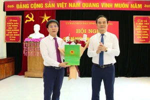 Lãnh đạo UBND tỉnh Tuyên Quang trao quyết định bổ nhiệm Phó Giám đốc Sở GD&ĐT cho ông Nguyễn Văn Hiền (bên trái ảnh). Ảnh: Hà Khánh 