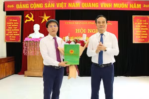 Lãnh đạo UBND tỉnh Tuyên Quang trao quyết định bổ nhiệm Phó Giám đốc Sở GD&ĐT cho ông Nguyễn Văn Hiền (bên trái ảnh). Ảnh: Hà Khánh 