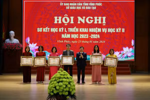 Chủ tịch UBND tỉnh Vĩnh Phúc Lê Duy Thành trao Bằng khen của Thủ tướng cho 6 cá nhân có thành tích xuất sắc.