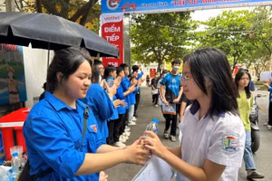 Thí sinh hoàn thành bài thi tại hội đồng thi Trường THPT Việt Trì