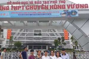 Giáo viên Trường THCS Vũ Duệ (huyện Lâm Thao) cùng thí sinh tại Hội đồng coi thi Trường THPT Chuyên Hùng Vương.