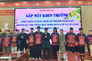 Lãnh đạo huyện Yên Lạc khen thưởng học sinh có thành tích cao trong Kỳ thi chọn HSG lớp 9 cấp tỉnh.