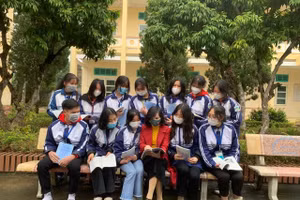 Cô và trò Trường THPT Yên Lập, Phú Thọ.