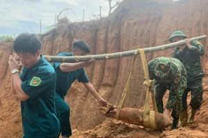 Lực lượng công binh tiến hành di chuyển quả bom đến nơi hủy nổ. Ảnh: Ban CHQS huyện Sơn Dương. 