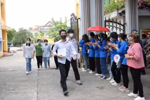 Kết thúc ngày thi đầu tiên, nhiều thí sinh vui mừng với bài làm của mình