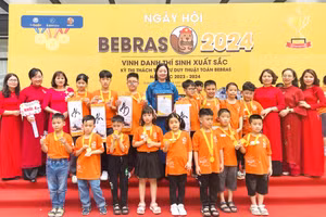 Cô và trò Trường Tiểu học Tân Dân (TP Việt Trì, tỉnh Phú Thọ) nhận huy Vàng từ Ban tổ chức.