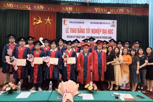 Lãnh đạo Trung tâm GDTX tỉnh Vĩnh Phúc và Viện đào tạo liên tục - Trường ĐH Bách Khoa Hà Nội trao bằng tốt nghiệp cho các học viên