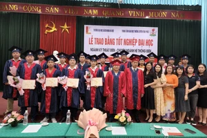 Lãnh đạo Trung tâm GDTX tỉnh Vĩnh Phúc và Viện đào tạo liên tục - Trường ĐH Bách Khoa Hà Nội trao bằng tốt nghiệp cho các học viên