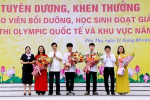 Lãnh đạo Sở GD&ĐT Phú Thọ khen thưởng giáo viên bồi dưỡng, học sinh có thành tích ở kỳ thi Olympic và khu vực năm 2023.