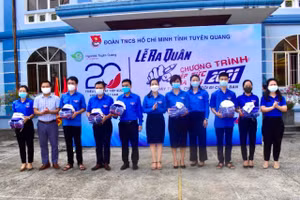 Ban Thường vụ Tỉnh đoàn trao các vật phẩm tiếp sức đến tặng các tình nguyện viên. Ảnh: Tỉnh đoàn Tuyên Quang