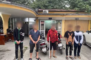 Nhóm đối tượng vi phạm tại cơ quan Công an. Ảnh: Công an TP Tuyên Quang 