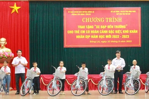 30 xe đạp được trao đến học sinh có hoàn cảnh đặc biệt khó khăn tại huyện Sông Lô. Ảnh: Thu Thủy.