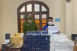 Đối tượng Phạm Văn Trình cùng tang vật bị thu giữ. Ảnh: CA TP Tuyên Quang. 