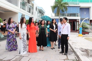 Các đại biểu tham quan cơ sở vật chất Trường TH, THCS và THPT QTH SCHOOL