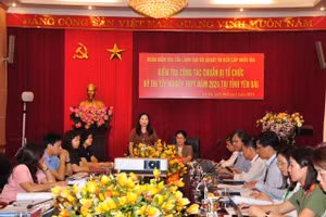 Bà Vũ Thị Hiền Hạnh -Phó Chủ tịch UBND tỉnh, Trưởng Ban chỉ đạo các cuộc thi tại Yên Bái làm việc với Đoàn kiểm tra số 4 của Bộ GD&ĐT ngày 10/6.