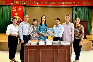 Nhà báo Triệu Thị Thanh Bình, Phó Chủ tịch Thường trực Hội Nhà báo tỉnh Vĩnh Phúc tặng sách, báo cho bà con Tổ dân phố Gò Nọi.