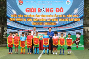 Ban tổ chức trao cờ lưu niệm cho các đội tham dự giải