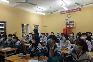 Học sinh từ lớp 7 đến 12 tại Tuyên Quang tiếp tục học trực tiếp, kết hợp trực tuyến. Ảnh: Sở GD&ĐT Tuyên Quang 