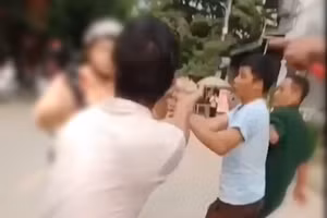 Nhóm người hung hãn tấn công chiến sĩ CSGT. Ảnh: Cắt từ clip