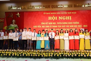 Lãnh đạo huyện Tam Đảo khen thưởng giáo viên có thành tích xuất sắc trong năm học 2022-2023.