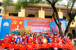 Trao quà cho các em học sinh nhân dịp Xuân Giáp Thìn 2024.