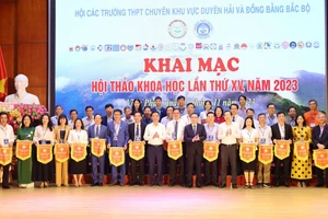 Ban tổ chức tặng cờ lưu niệm cho 36 đơn vị tham dự hội thảo