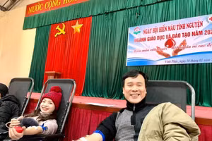 Niềm vui hiến máu tình nguyện của các thầy cô giáo tại Vĩnh Phúc. Ảnh: Nha Trang