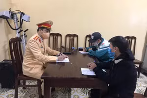 2 thiếu niên thực hiện bốc đầu xe máy bị công an xử lý. Ảnh: Công an tỉnh Tuyên Quang