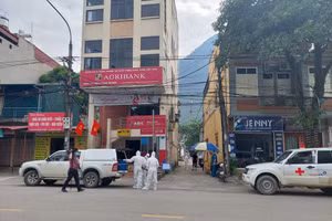 Lực lượng chức năng phong tỏa ngõ 58C, đường Trần Phú, Tổ 14, phường Minh Khai (TP Hà Giang).