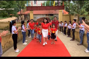 Đón học sinh lớp 1 ở Trường TH Thụy Liễu
