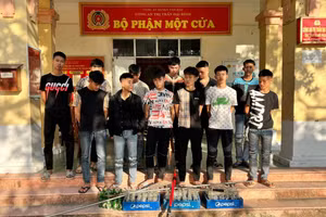 Nhóm thanh thiếu niên cùng hung khí tự chế bị thu giữ.