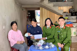 Công an phường đến thăm hỏi gia đình bé gái sơ sinh. Ảnh: Công an phường Mỹ Lâm