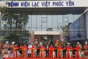 Nghi thức cắt băng khai trương Bệnh viện Hữu nghị Lạc Việt Phúc Yên