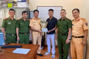 Người dân huyện Sơn Dương làm thủ tục đăng ký xe mô tô. Ảnh: Công an tỉnh Tuyên Quang.