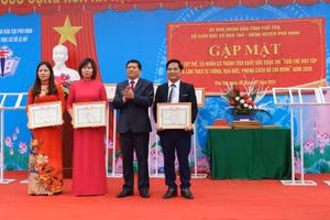 Giám đốc Sở GD&ĐT Phú Thọ Nguyễn Văn Mạnh trao Giấy khen cho 3 tập thể có thành tích xuất sắc trong cuộc thi.