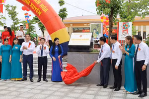 Bí thư Tỉnh ủy Vĩnh Phúc Hoàng Thị Thúy Lan và lãnh đạo huyện Bình Xuyên thực hiện nghi thức gắn biển Làng văn hóa kiểu mẫu TDP Tam Quang.