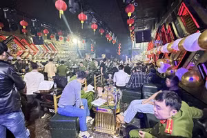 Lực lượng công an lập biên bản các đối tượng liên quan đến ma túy tại quán Lounge Louis. Ảnh: Công an tỉnh Vĩnh Phúc.