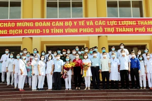 Lãnh đạo tỉnh Vĩnh Phúc chụp ảnh lưu niệm cùng các cán bộ, y, bác sỹ