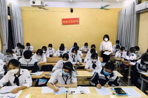 Học sinh Trường THPT Nguyễn Viết Xuân đảm bảo an toàn phòng dịch trong giờ