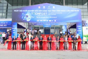 Các đại biểu cắt băng khai trương triển lãm tại Ngày hội Techfest Vĩnh Phúc 2022