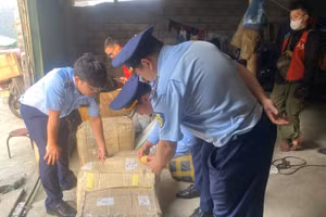 Đội QLTT số 9 niêm phong hàng hóa vi phạm theo quy định. Ảnh: Cục QLTT Hà Giang