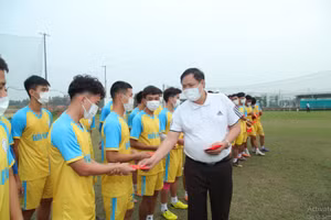 Bí thư Thành ủy Vĩnh Yên Nguyễn Ngọc Bình lì xì lấy may cho các cầu thủ CLB bóng đá Hải Nam - Vĩnh Phúc