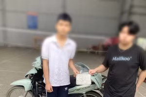 M và H cùng chiếc xe tang vật.