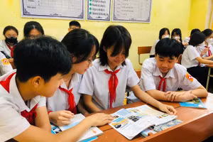 Em Ma Trung Đức (ngoài cùng bên phải), học sinh Trường THCS Phan Thiết. Ảnh: Nhà trường cung cấp