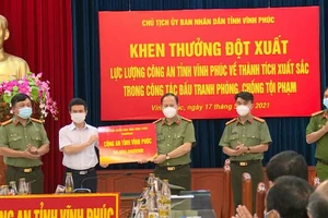 Phó Chủ tịch UBND tỉnh Vũ Chí Giang trao biểu trưng số tiền thưởng cho Đại tá Đinh Ngọc Khoa, Giám đốc Công an tỉnh Vĩnh Phúc