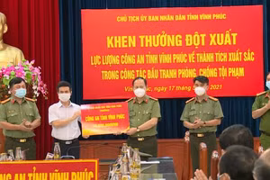 Phó Chủ tịch UBND tỉnh Vũ Chí Giang trao biểu trưng số tiền thưởng cho Đại tá Đinh Ngọc Khoa, Giám đốc Công an tỉnh Vĩnh Phúc